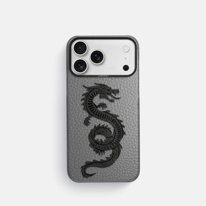 Classic Case With Carbon Dragon For iPhone 17 Pro In Calf -1 | Souris-Black