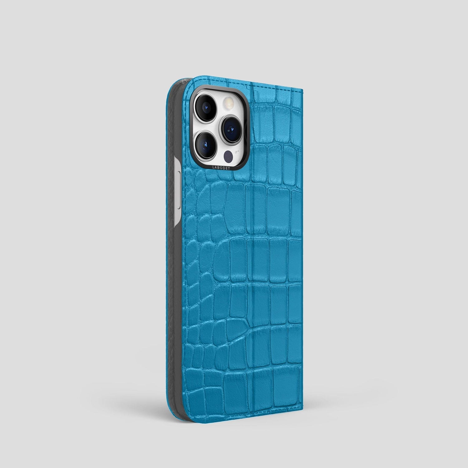 Curaçao-Blue iPhone 15 Pro Folio Stand Alligator with Black Metal -1 | Curaçao-Blue-Black