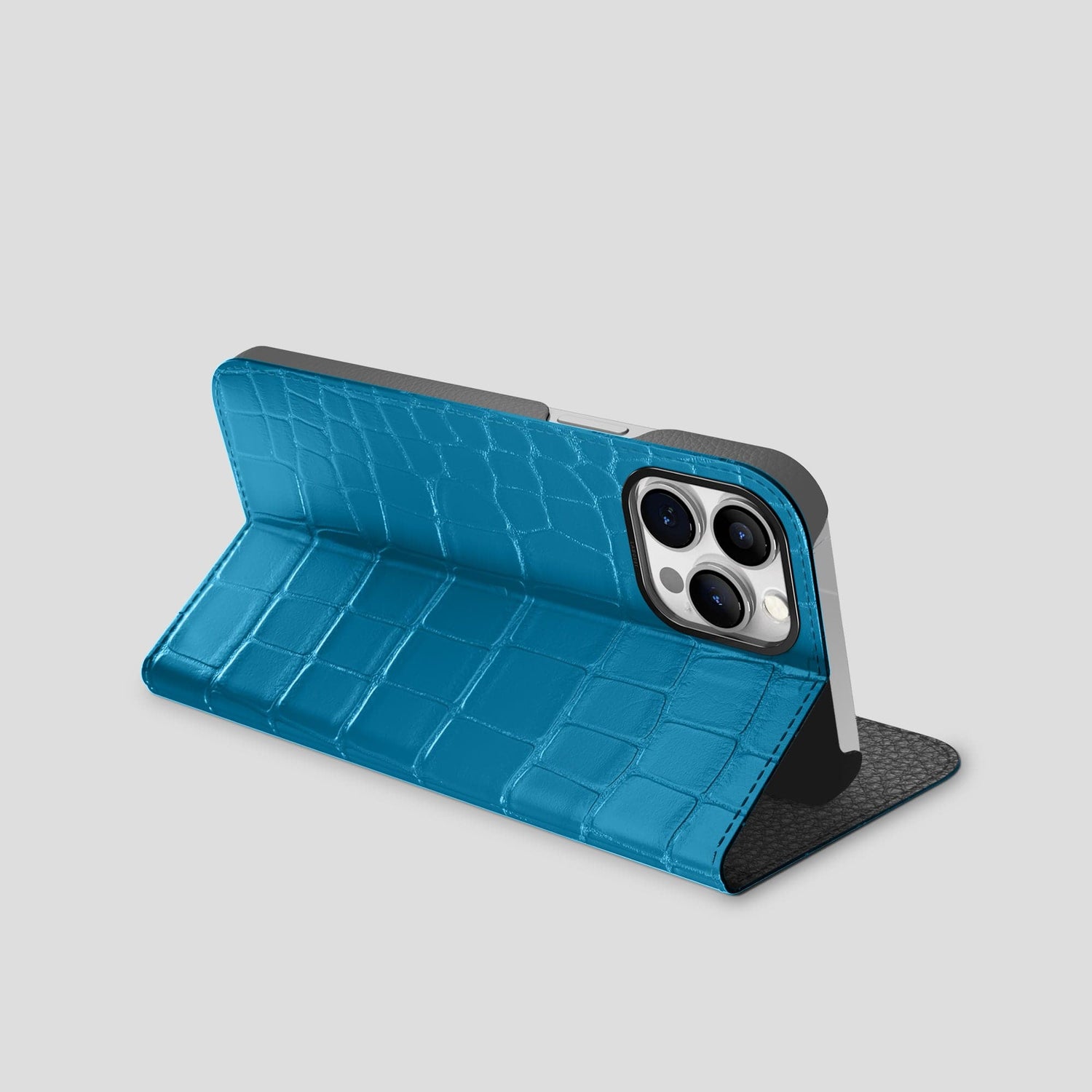 Curaçao-Blue iPhone 15 Pro Folio Stand Alligator with Black Metal -3 | Curaçao-Blue-Black