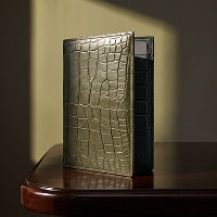 Classic Case For iPhone 15 Pro In Luminescent Alligator · Labodet