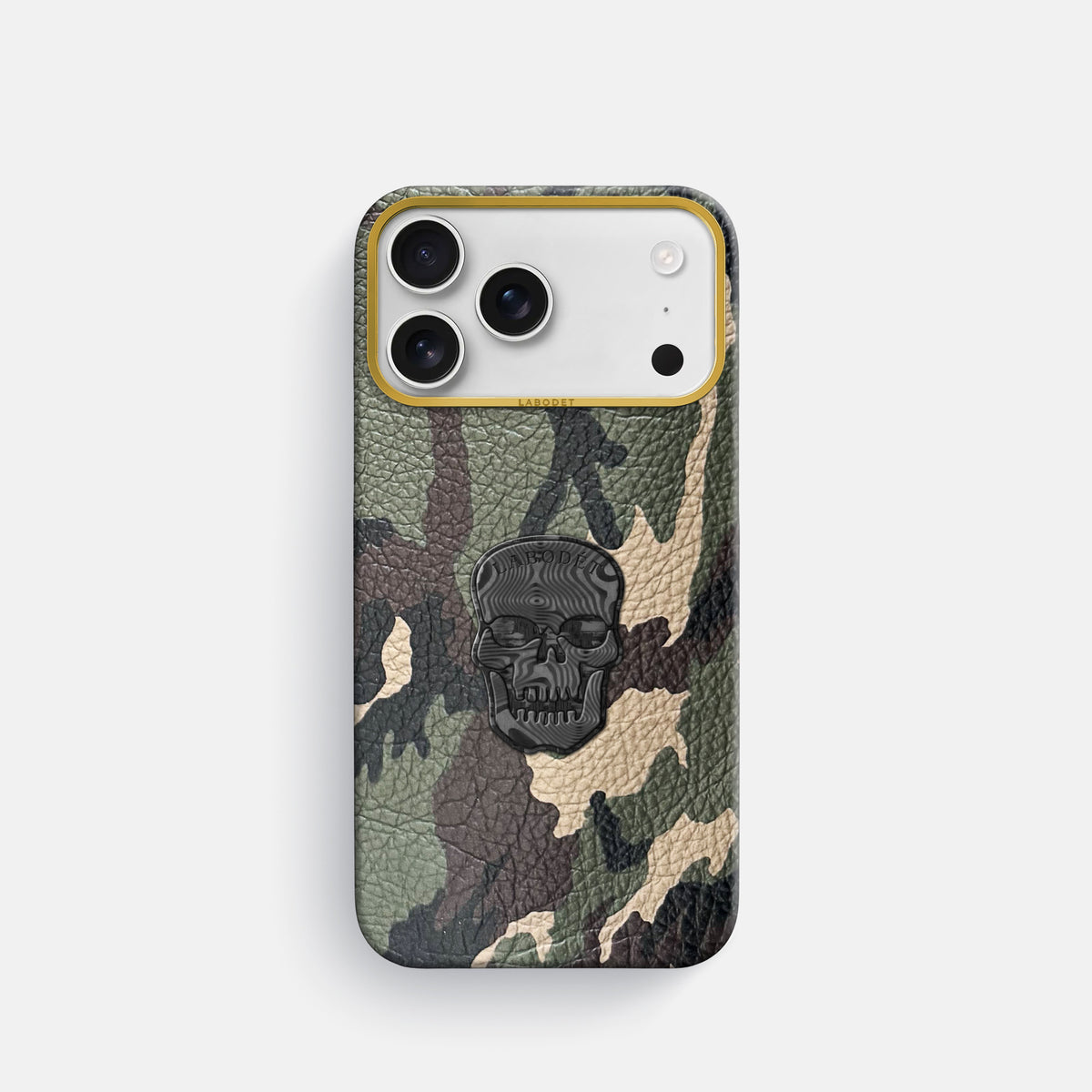 Classic Case With Carbon Skull For iPhone 17 Pro In Calf -1 | Camouflage-Gold