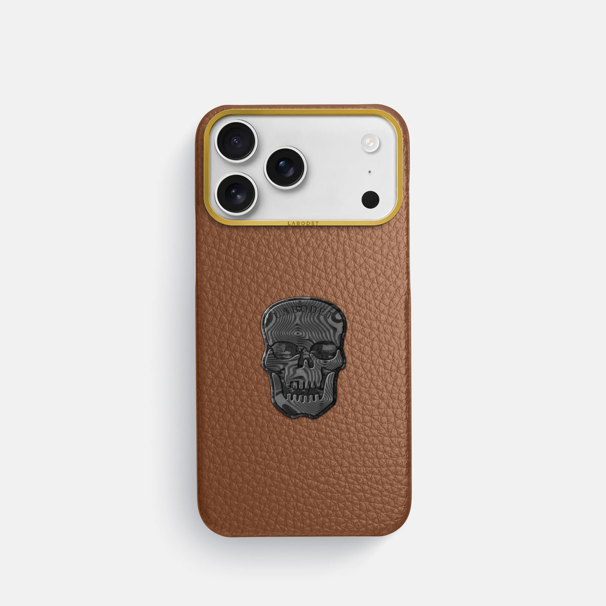 Classic Case With Carbon Skull For iPhone 17 Pro In Calf -1 | Caramel-Gold