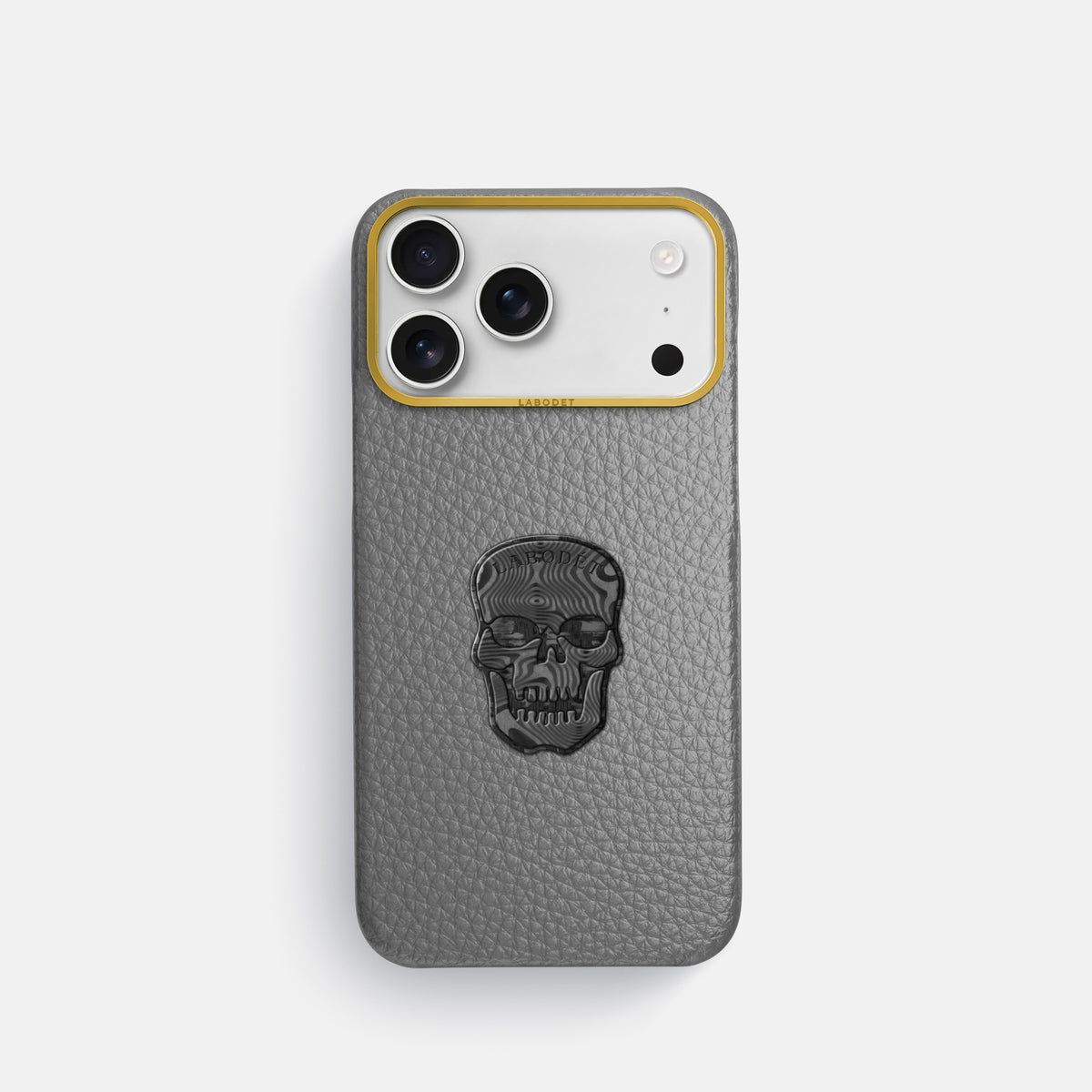 Classic Case With Carbon Skull For iPhone 17 Pro In Calf -1 | Souris-Gold