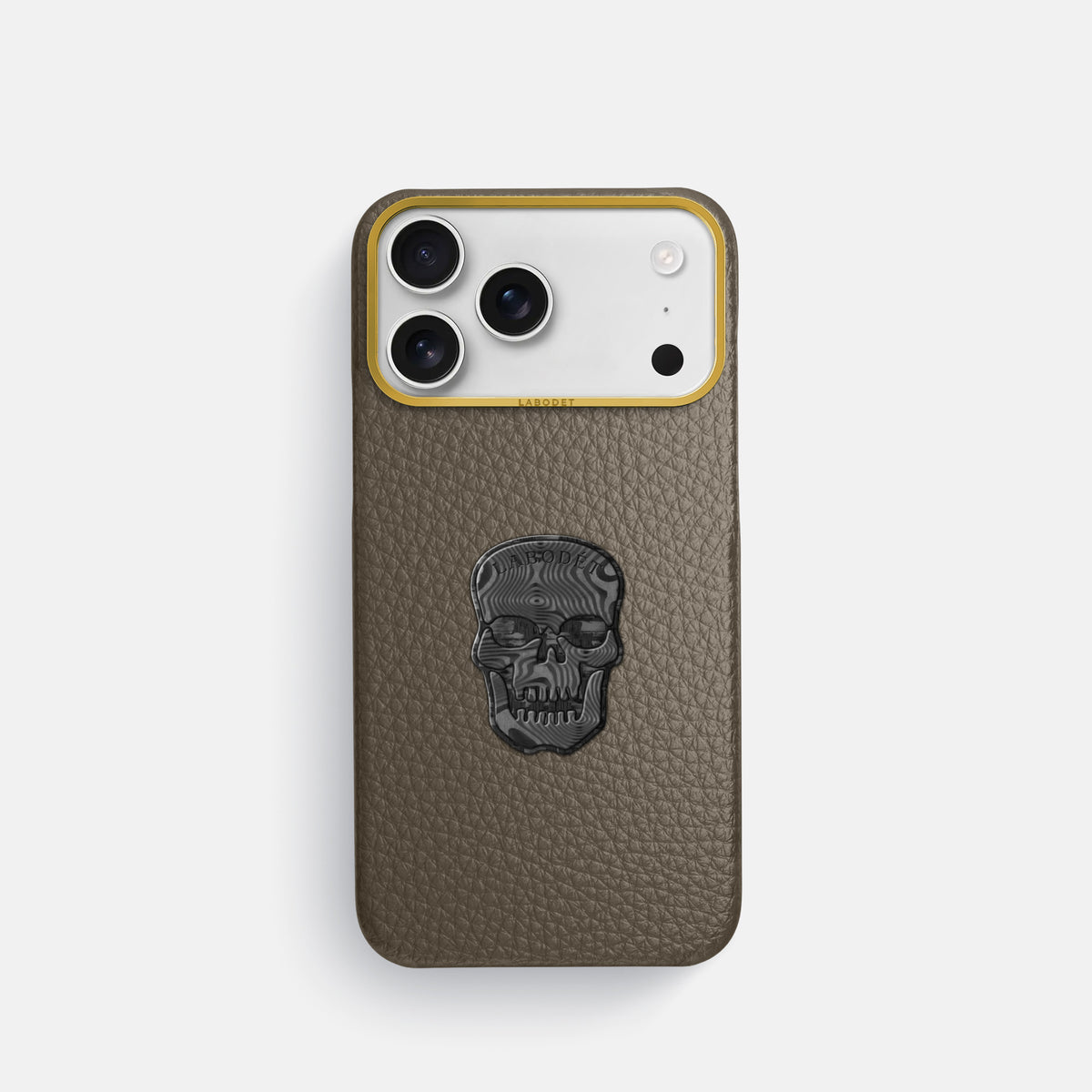 Classic Case With Carbon Skull For iPhone 17 Pro In Calf -1 | Taupe-Gold