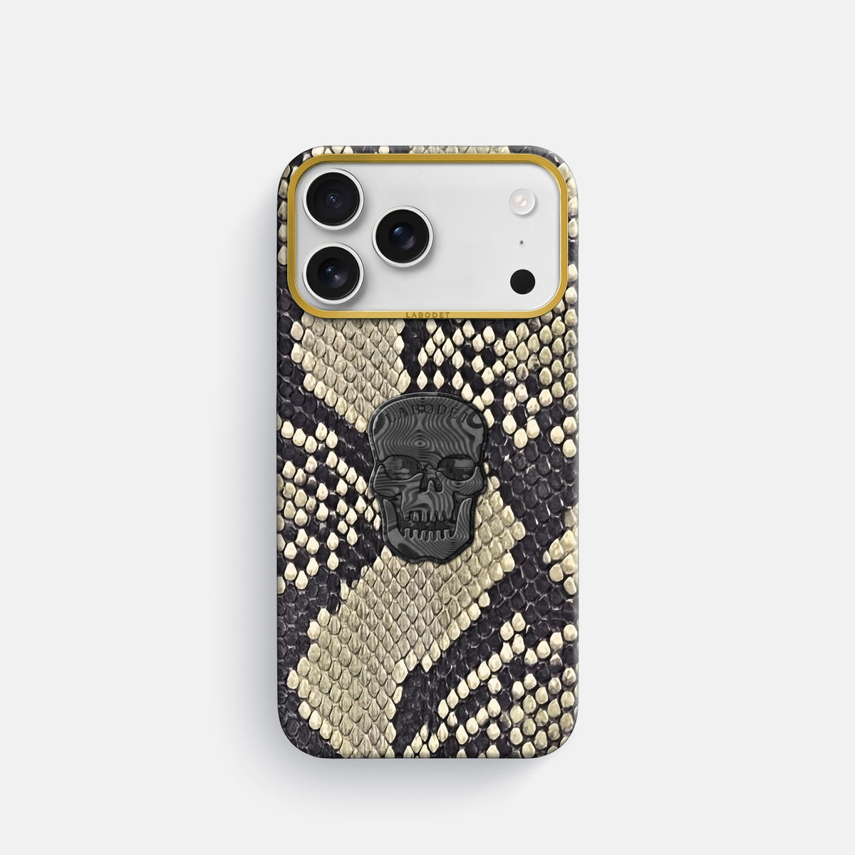 Classic Case With Carbon Skull For iPhone 17 Pro In Deluxe Python -1 | Savannah-Gold