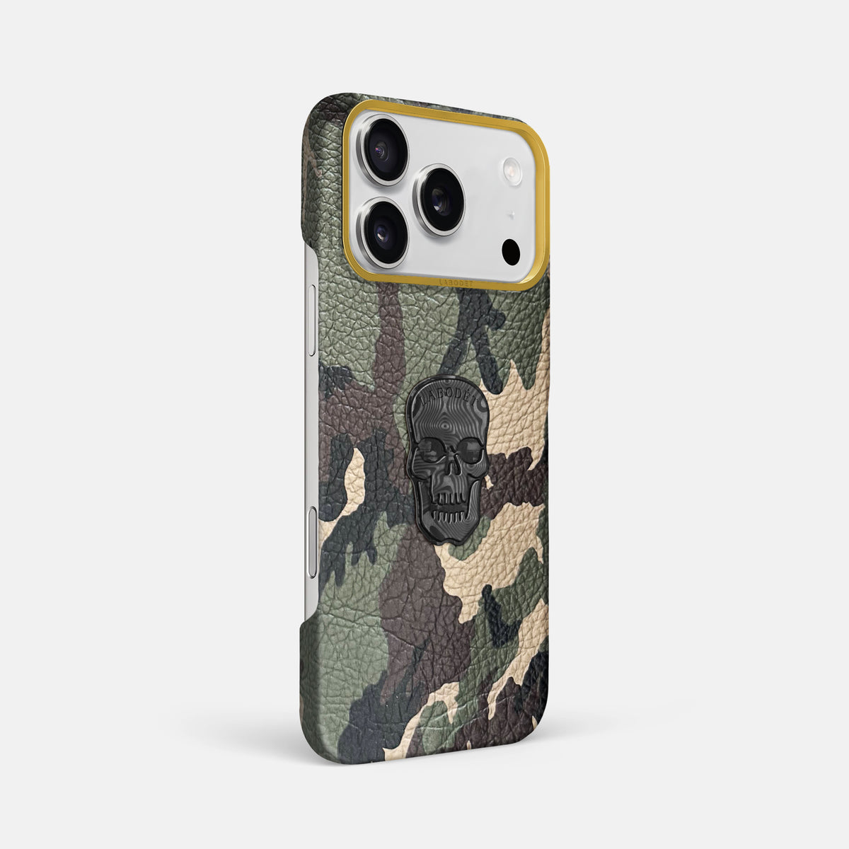 Classic Case With Carbon Skull For iPhone 17 Pro Max In Calf -2 | Camouflage-Gold