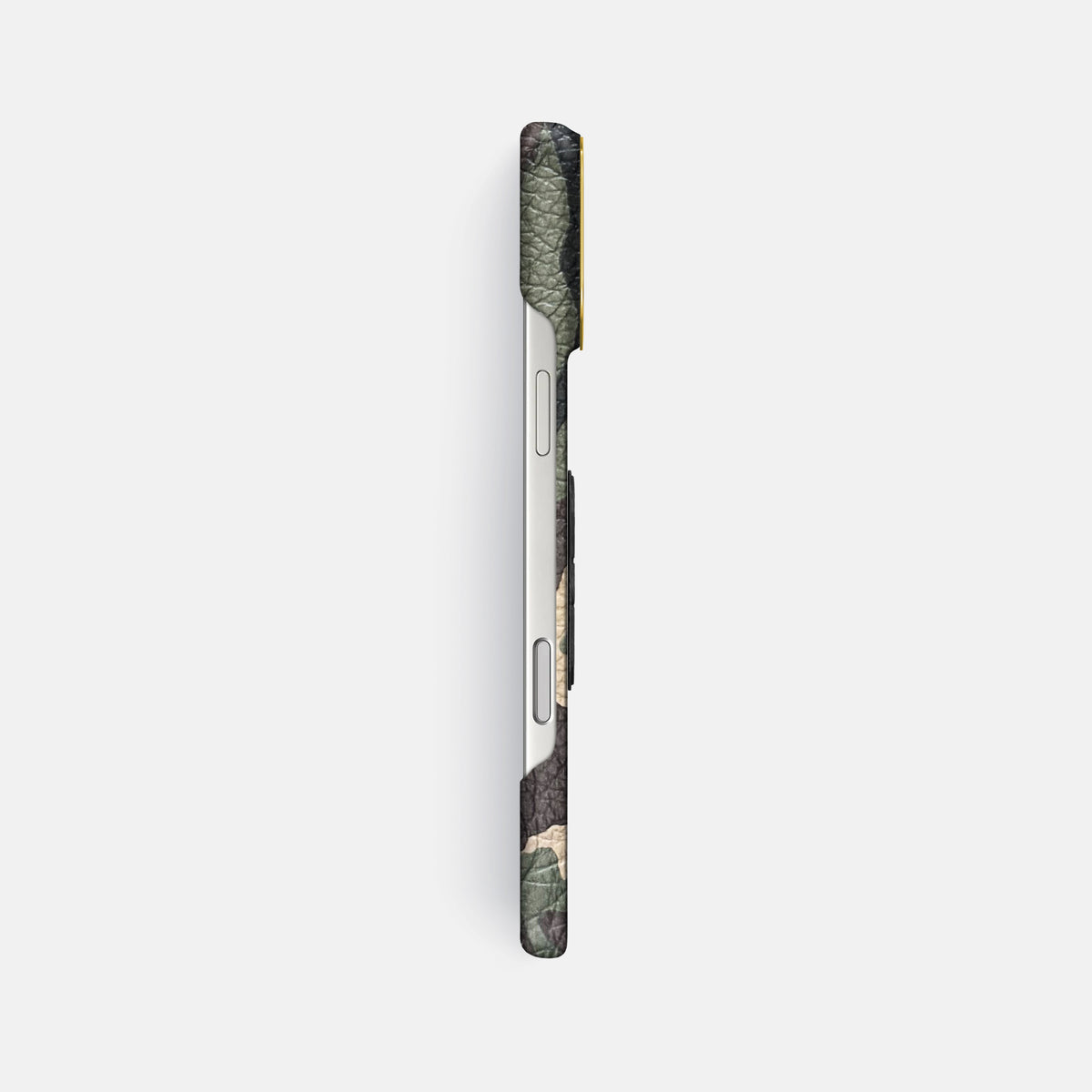 Classic Case With Carbon Skull For iPhone 17 Pro Max In Calf -3 | Camouflage-Gold