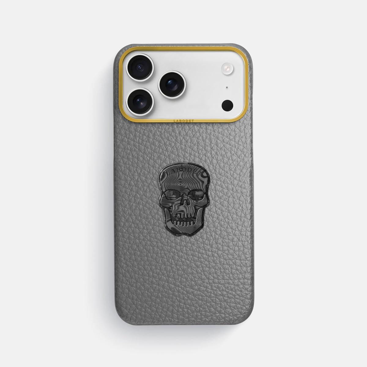 Classic Case With Carbon Skull For iPhone 17 Pro Max In Calf -1 | Souris-Gold