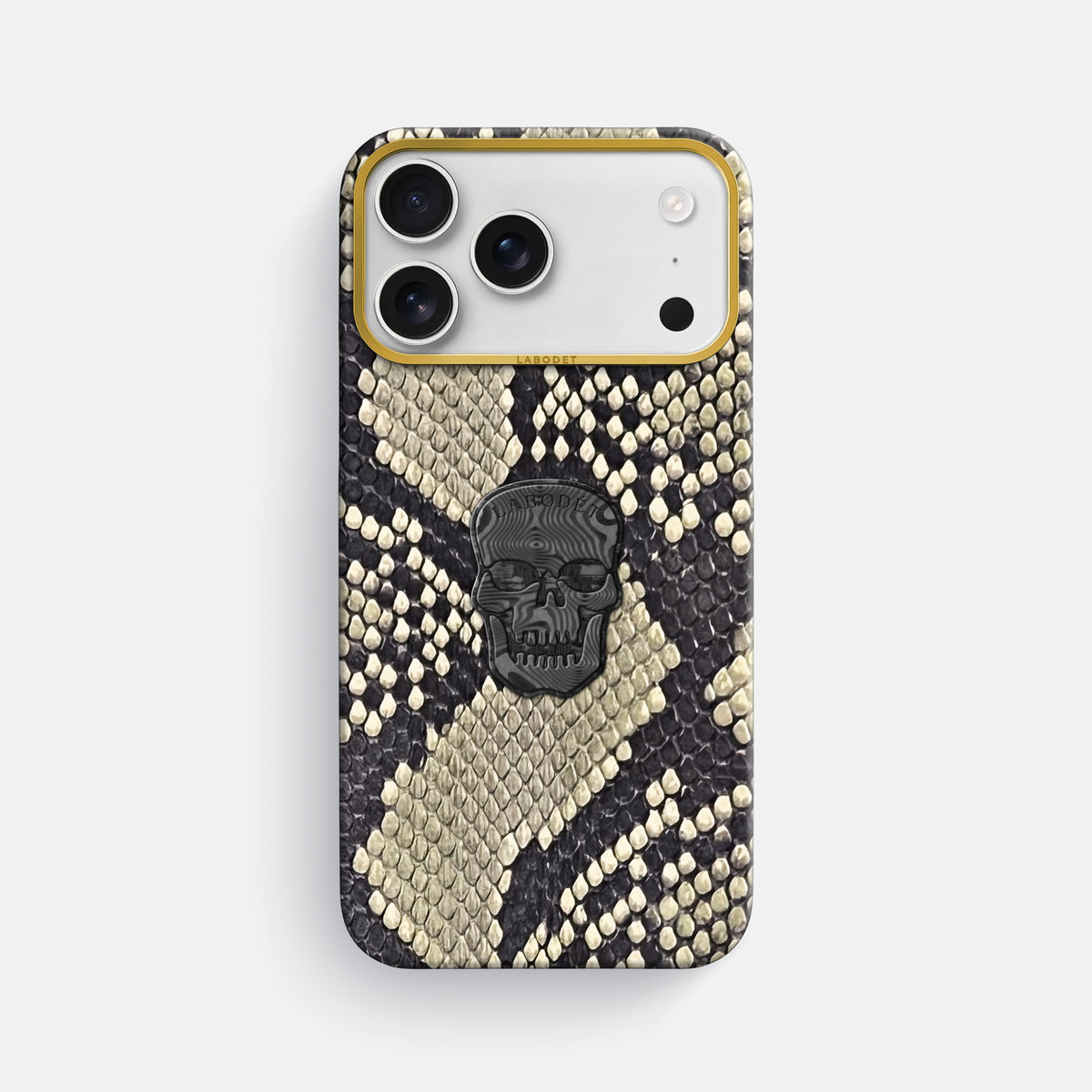 Classic Case With Carbon Skull For iPhone 18 Pro Max In Deluxe Python -1 | Savannah-Gold