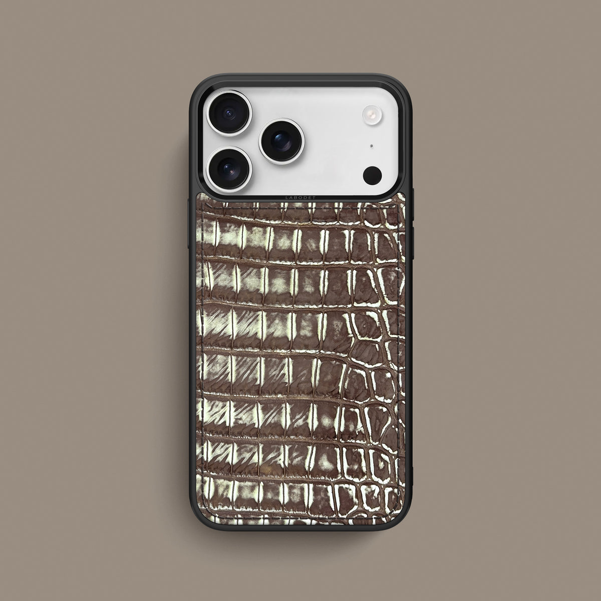 iPhone 18 Pro Max Sport Case 1/1 Ivory-Chocolate Alligator -1 | Ivory-Chocolate