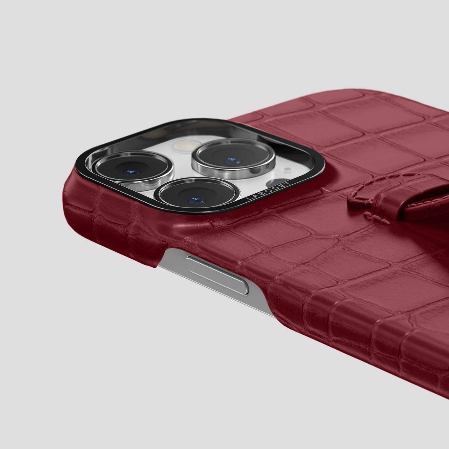 Burgundy iPhone 15 Pro Centre Handle Case In Alligator with Black Metal -5 | Burgundy-Black