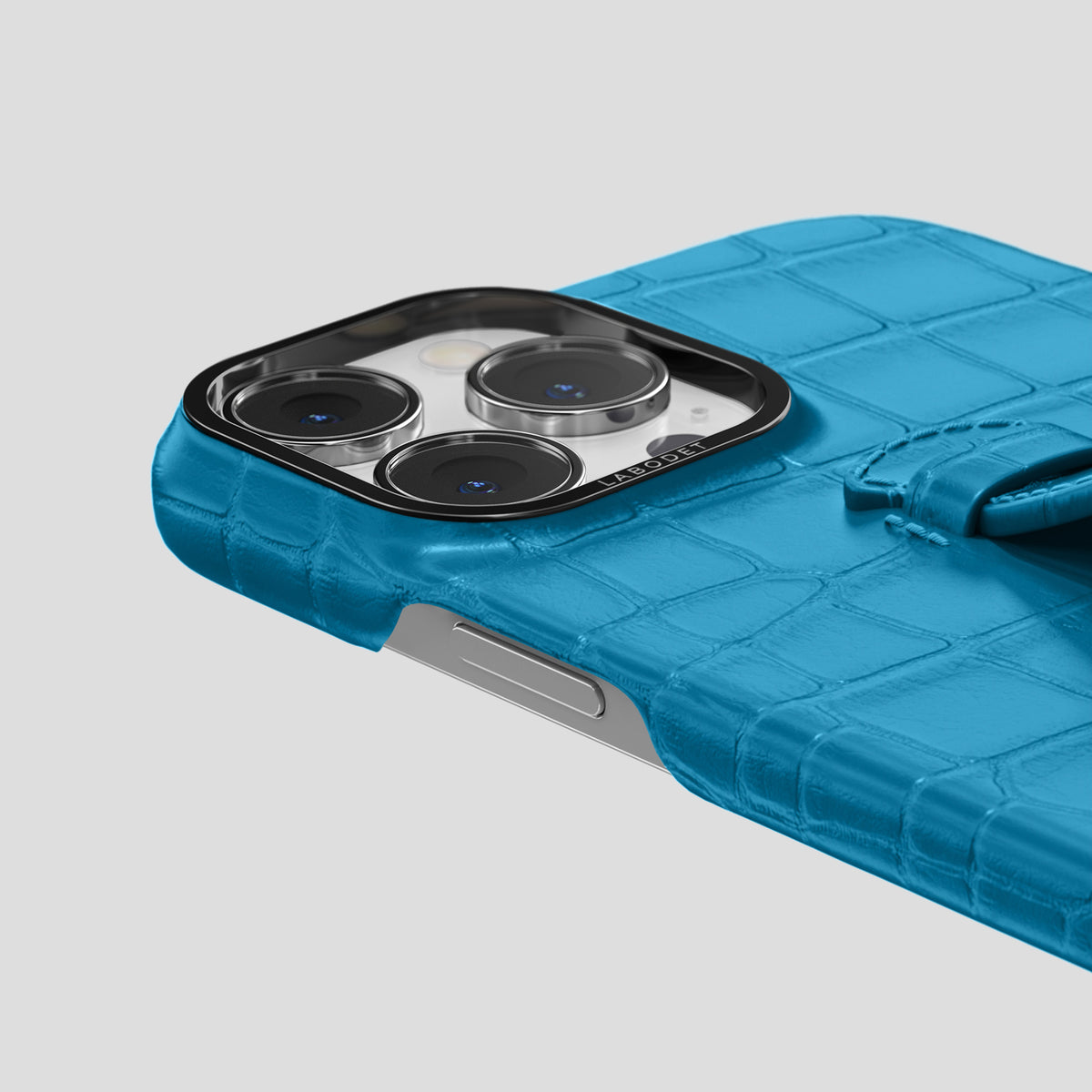 Curaçao-Blue iPhone 15 Pro Centre Handle Case In Alligator with Black Metal -5 | Curaçao-Blue-Black
