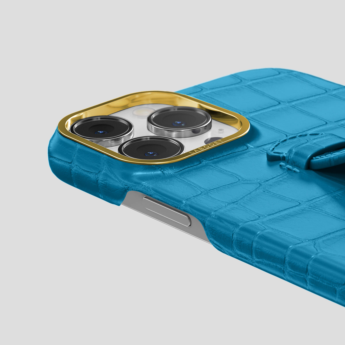 Curaçao-Blue iPhone 15 Pro Centre Handle Case In Alligator with Gold Metal -5 | Curaçao-Blue-Gold