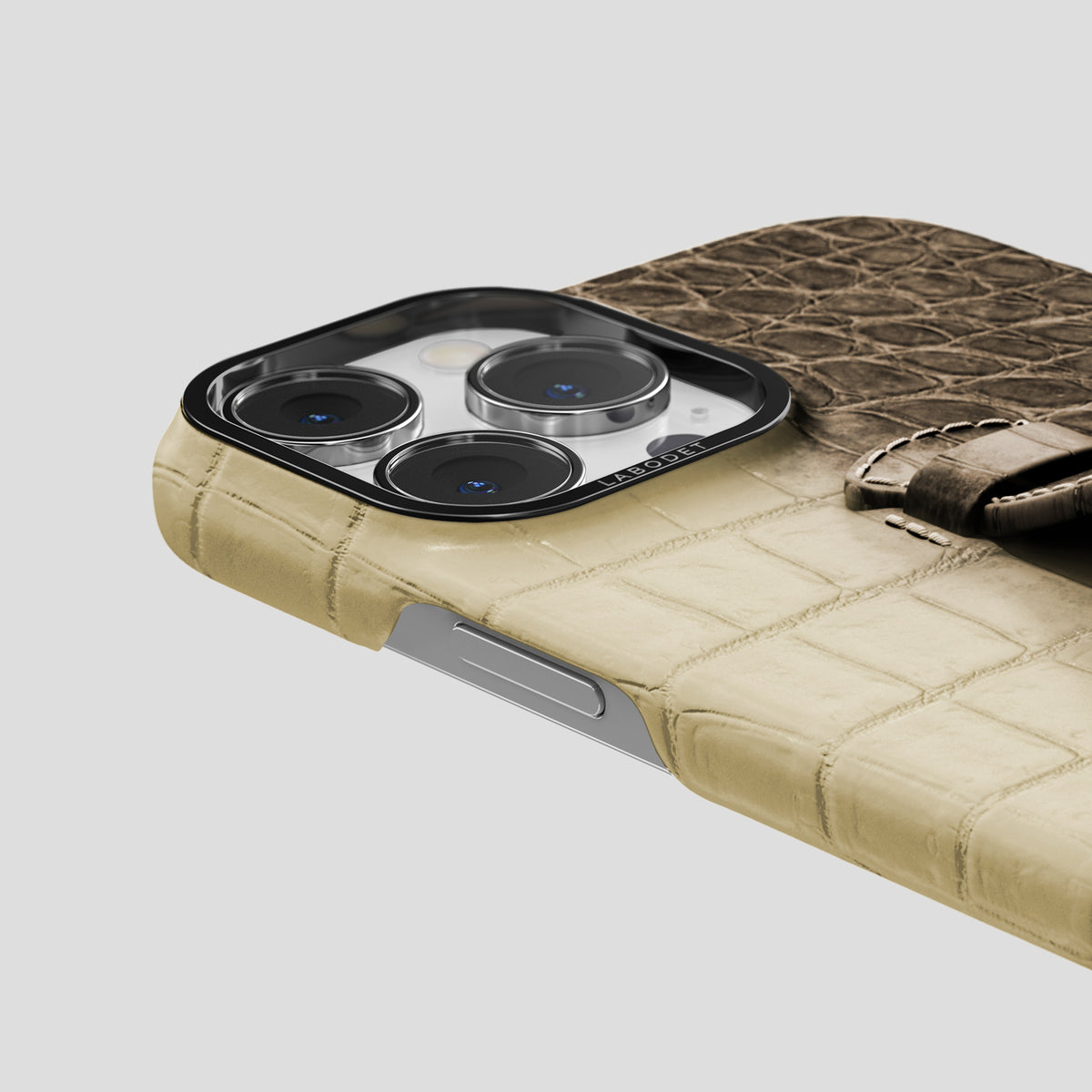 Natural iPhone 15 Pro Center Handle Himalayan Crocodile with Black Metal -5 | Natural-Black