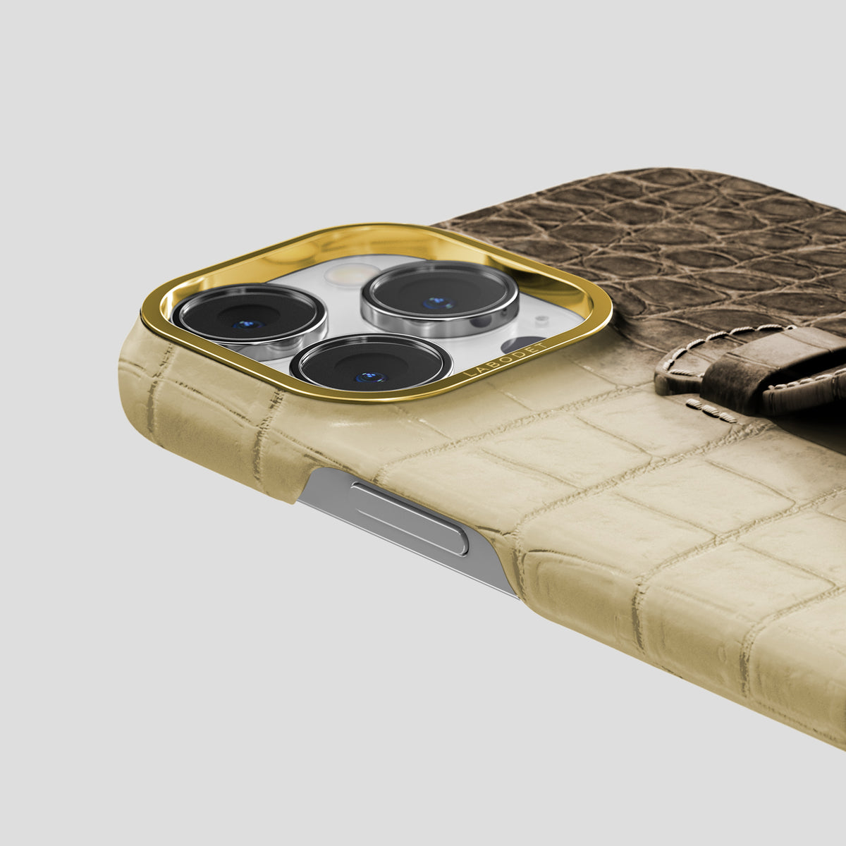 Natural iPhone 15 Pro Center Handle Himalayan Crocodile with Gold Metal -5 | Natural-Gold