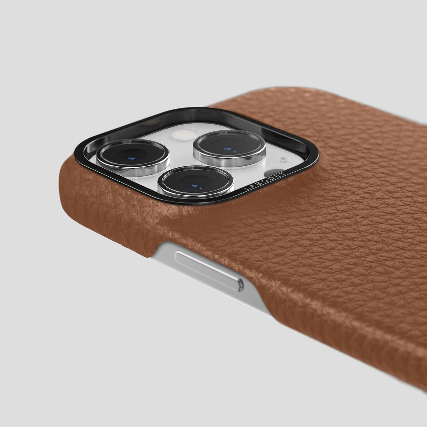 Caramel iPhone 15 Pro Classic Case Calf with Black Metal -6 | Caramel-Black