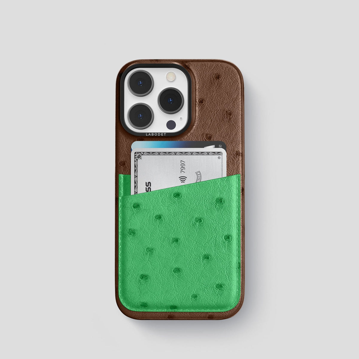 Chocolate-Kentucky-Green iPhone 15 Pro Card Case Colore Ostrich with Black Metal -1 | Chocolate-Kentucky-Green-Black