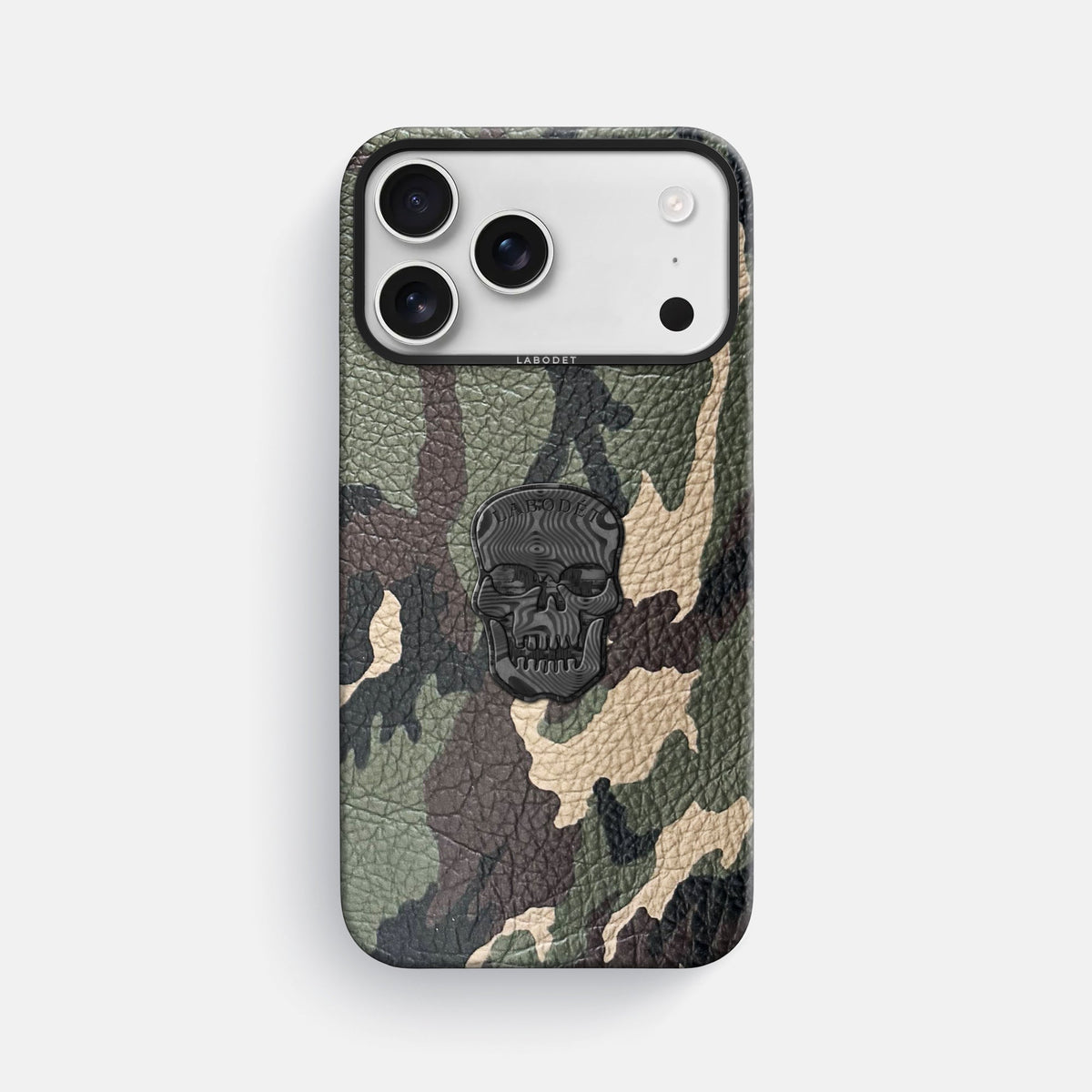 Classic Case With Carbon Skull For iPhone 18 Pro Max In Calf -1 | Camouflage-Black