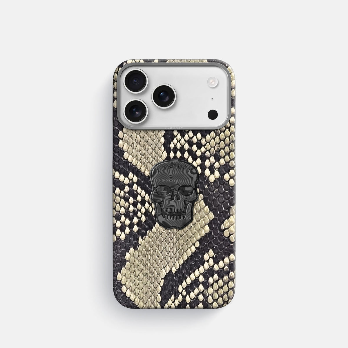 Classic Case With Carbon Skull For iPhone 18 Pro In Deluxe Python -1 | Savannah-Steel