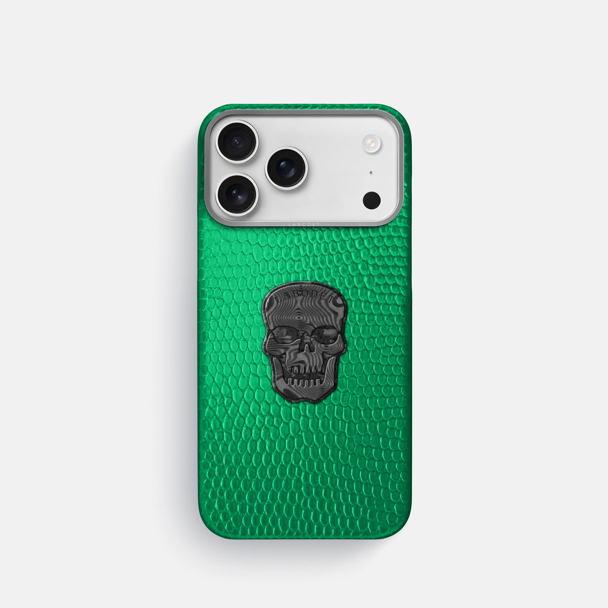 Classic Case With Carbon Skull For iPhone 17 Pro In Lizard -1 | Apple-Green-Steel