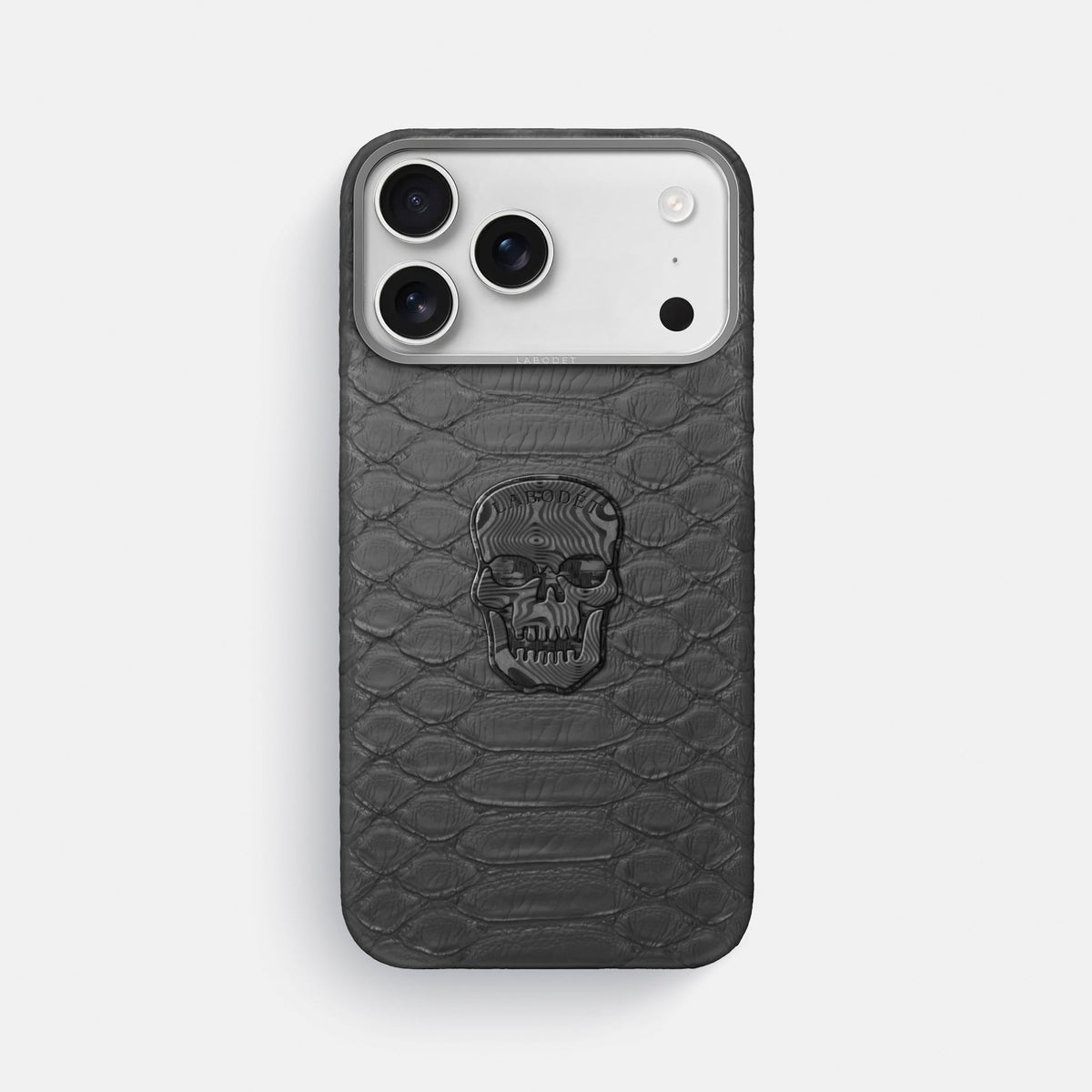 Classic Case With Carbon Skull For iPhone 18 Pro Max In Python -1 | Grey-Steel