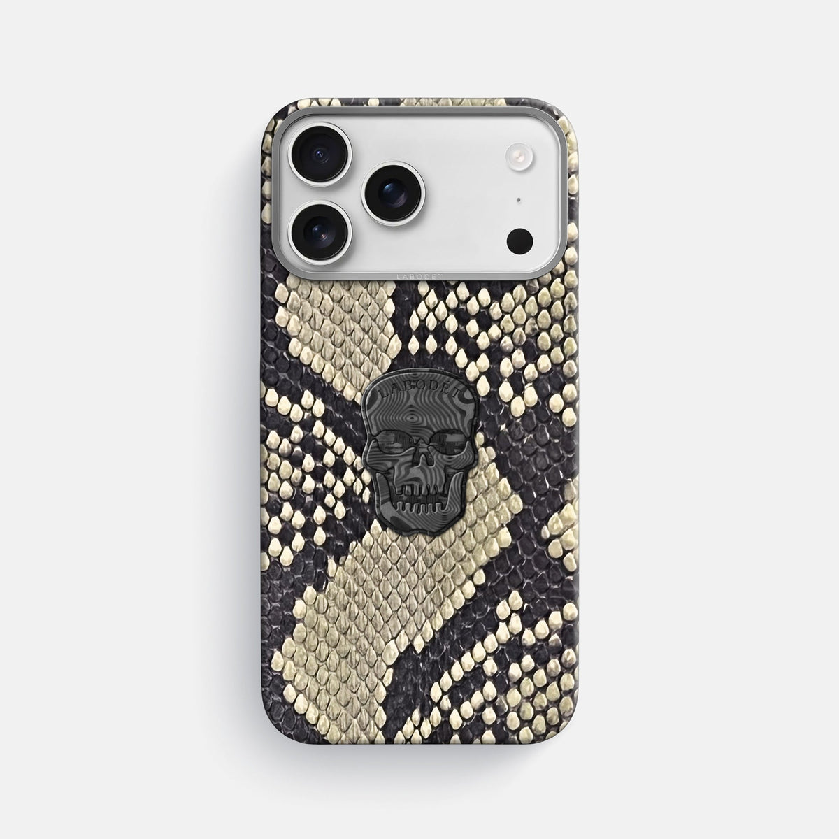 Classic Case With Carbon Skull For iPhone 18 Pro Max In Deluxe Python -1 | Savannah-Steel