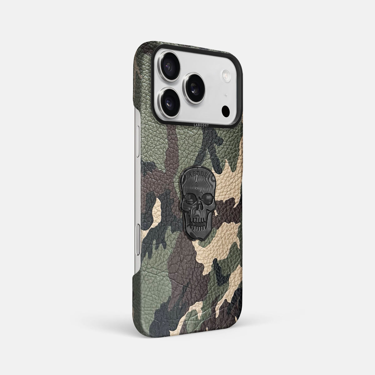 Classic Case With Carbon Skull For iPhone 18 Pro Max In Calf -2 | Camouflage-Black