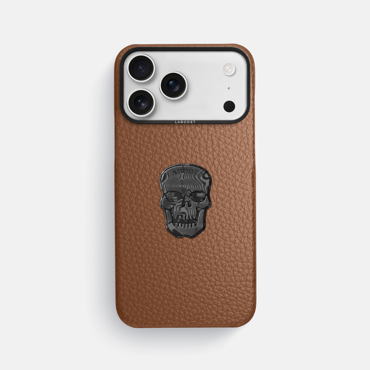 Classic Case With Carbon Skull For iPhone 17 Pro Max In Calf -1 | Caramel-Black