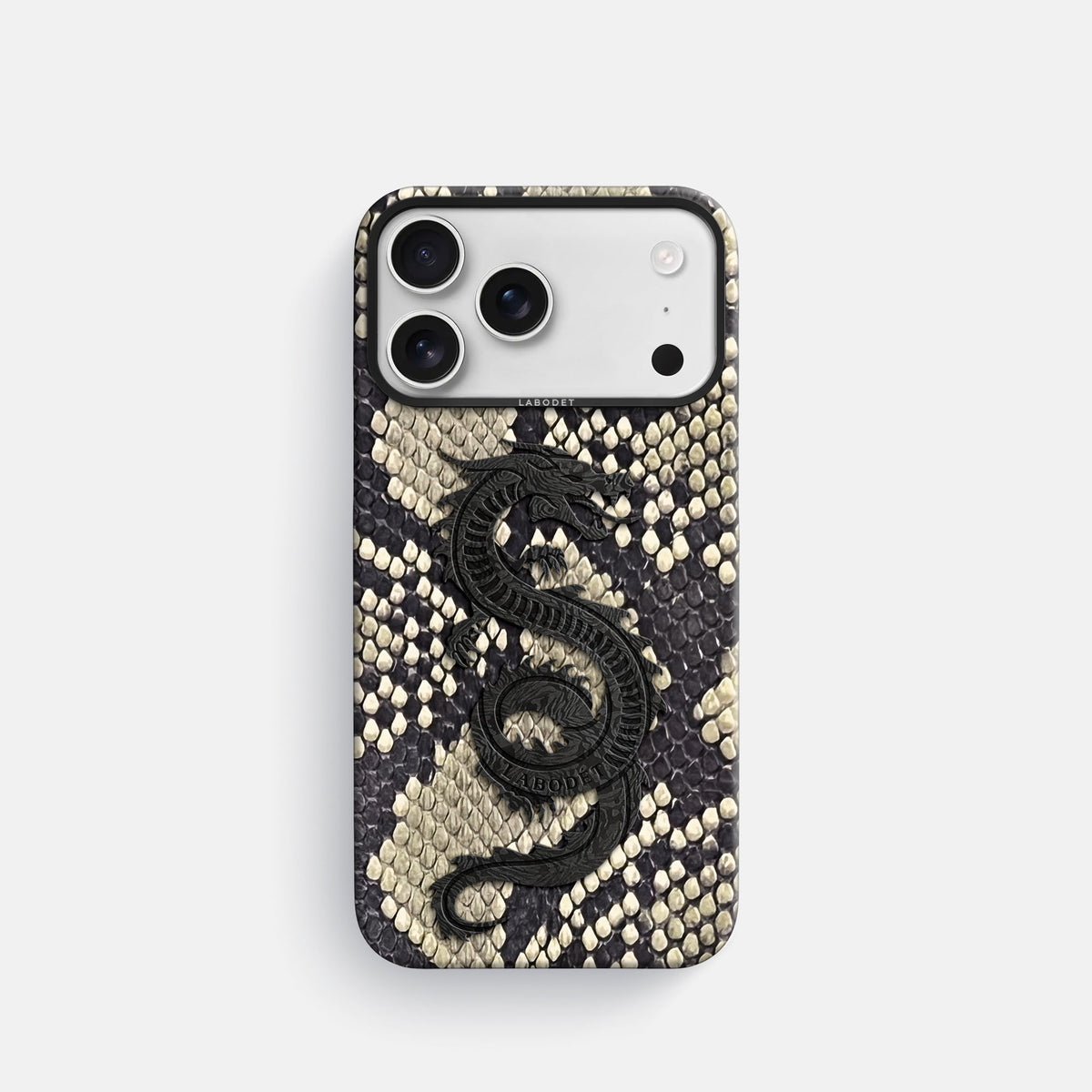 Classic Case With Carbon Dragon For iPhone 18 Pro In Deluxe Python -1 | Savannah-Black