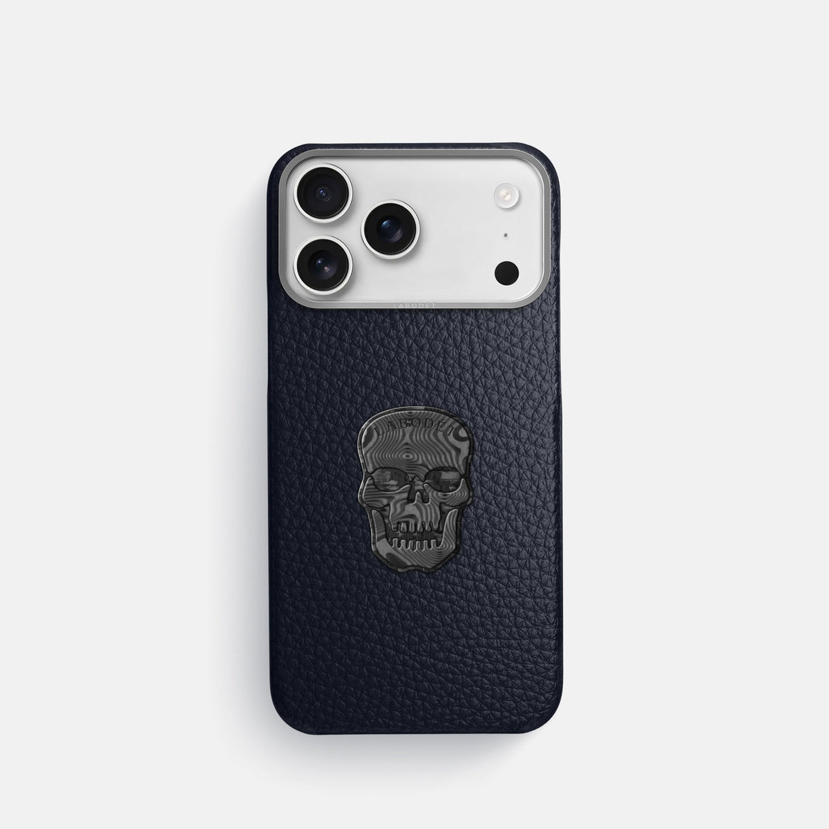 Classic Case With Carbon Skull For iPhone 18 Pro In Calf -1 | Marine-Steel