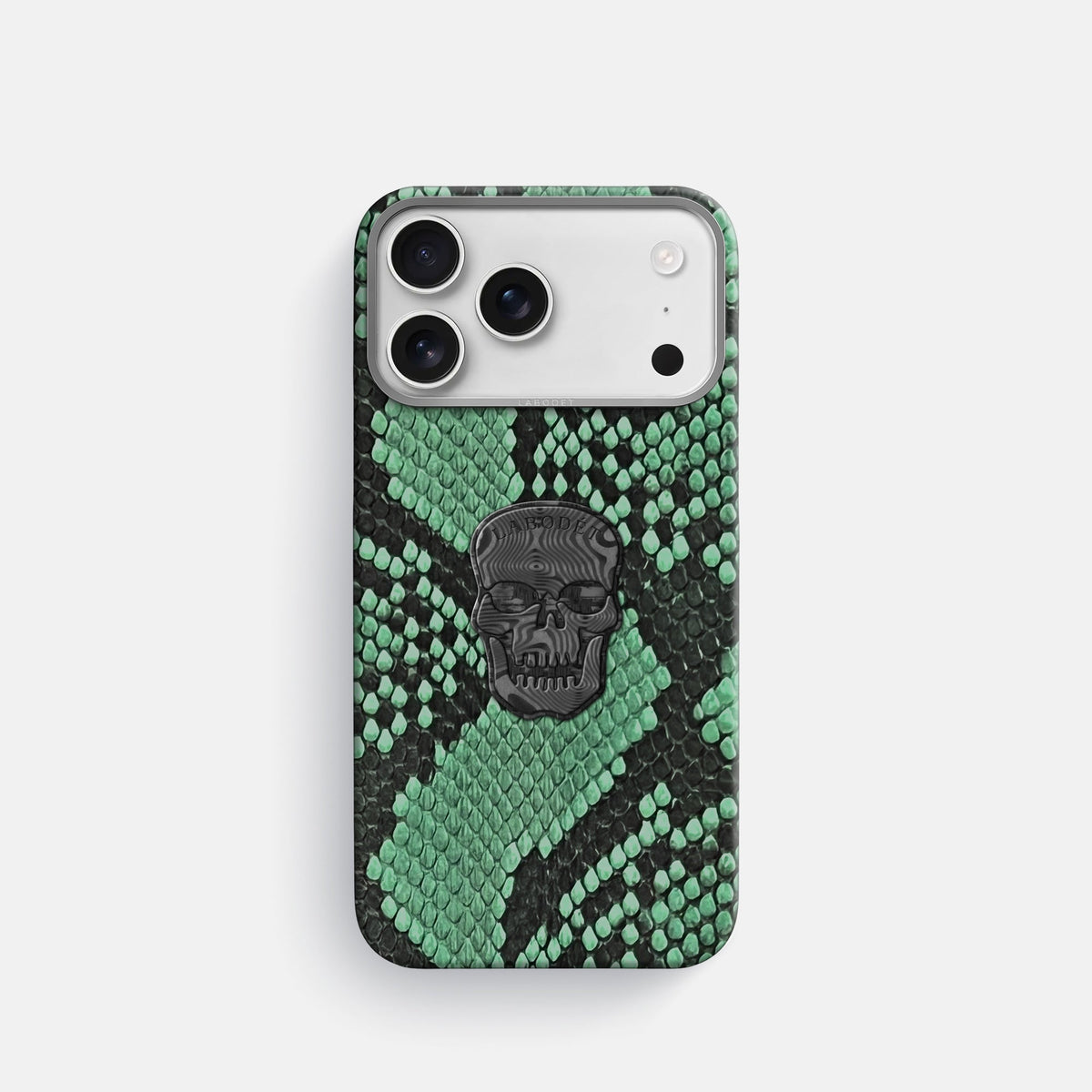 Classic Case With Carbon Skull For iPhone 18 Pro In Deluxe Python -1 | Forest-Green-Steel