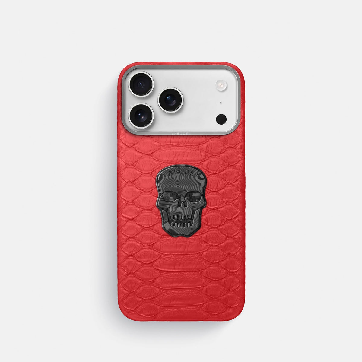 Classic Case With Carbon Skull For iPhone 18 Pro In Python -1 | Red-Steel