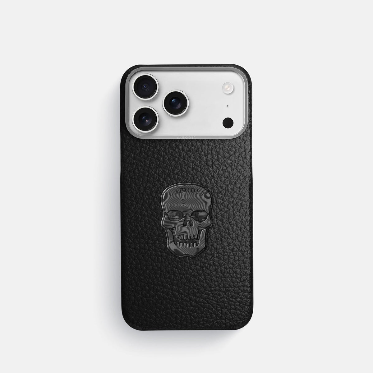 Classic Case With Carbon Skull For iPhone 18 Pro In Calf -1 | Black-Steel