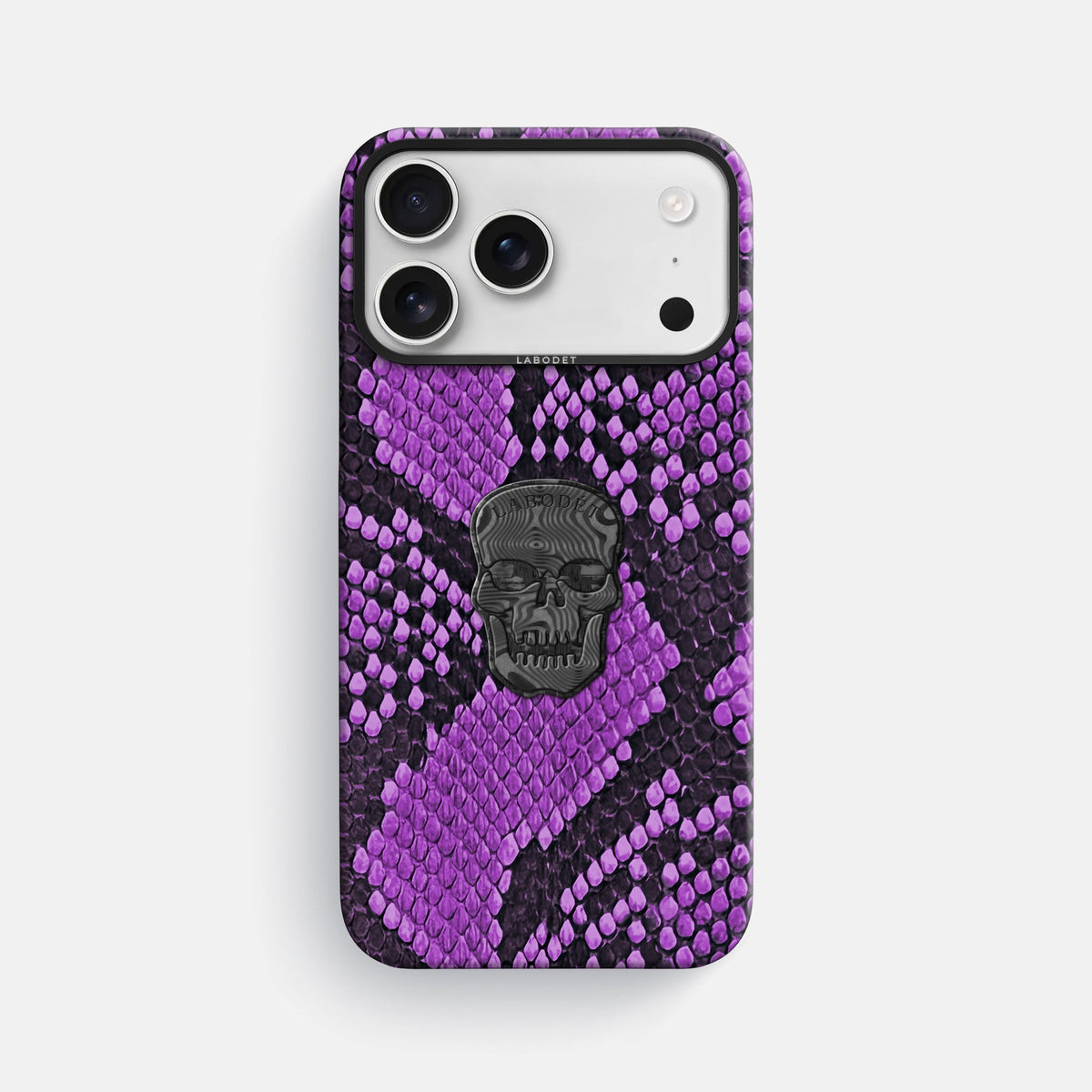 Classic Case With Carbon Skull For iPhone 18 Pro Max In Deluxe Python -1 | Purple-Black
