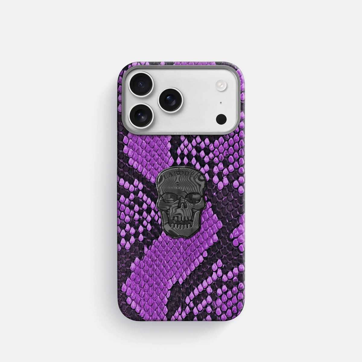 Classic Case With Carbon Skull For iPhone 18 Pro In Deluxe Python -1 | Purple-Steel