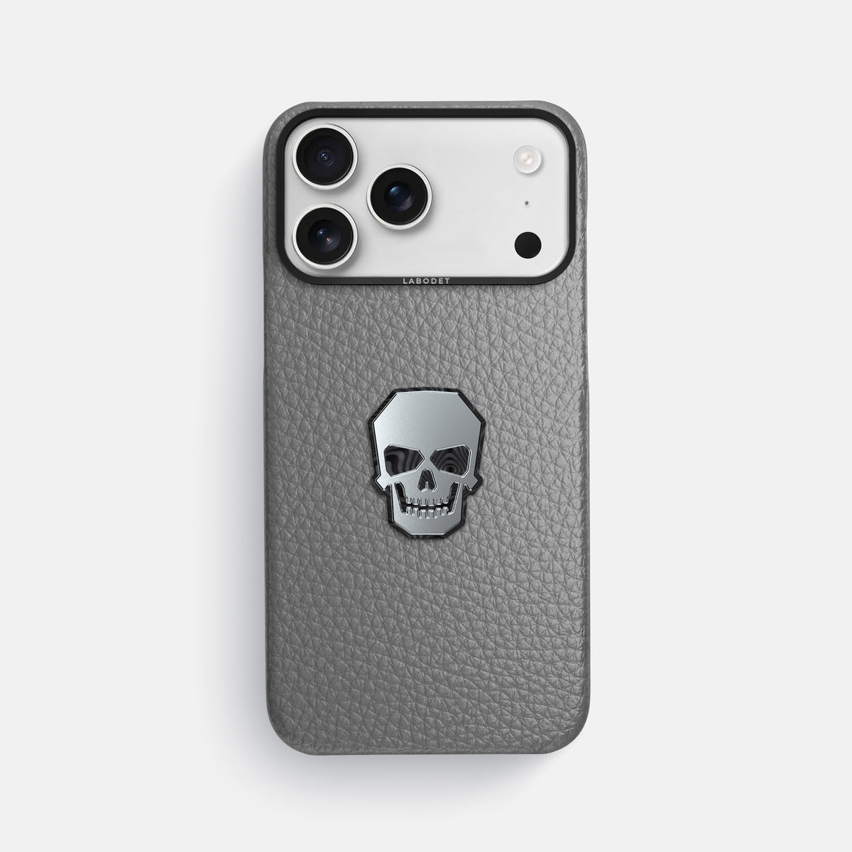 Classic Case With Titanium Skull For iPhone 17 Pro Max In Calf -1 | Souris-Black