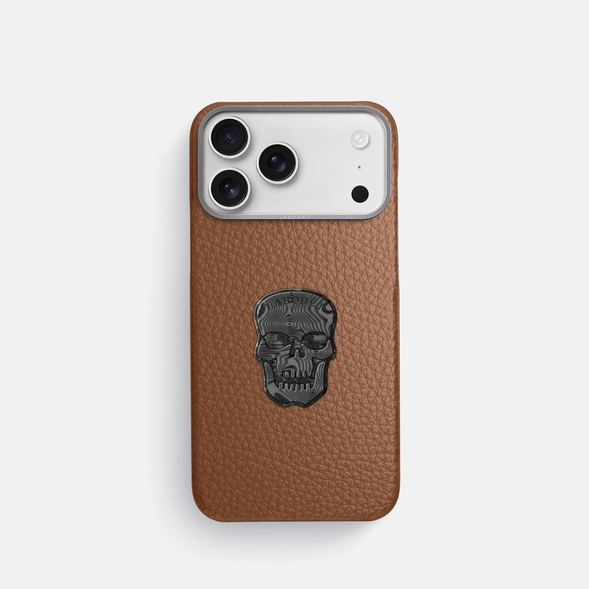 Classic Case With Carbon Skull For iPhone 18 Pro In Calf -1 | Caramel-Steel