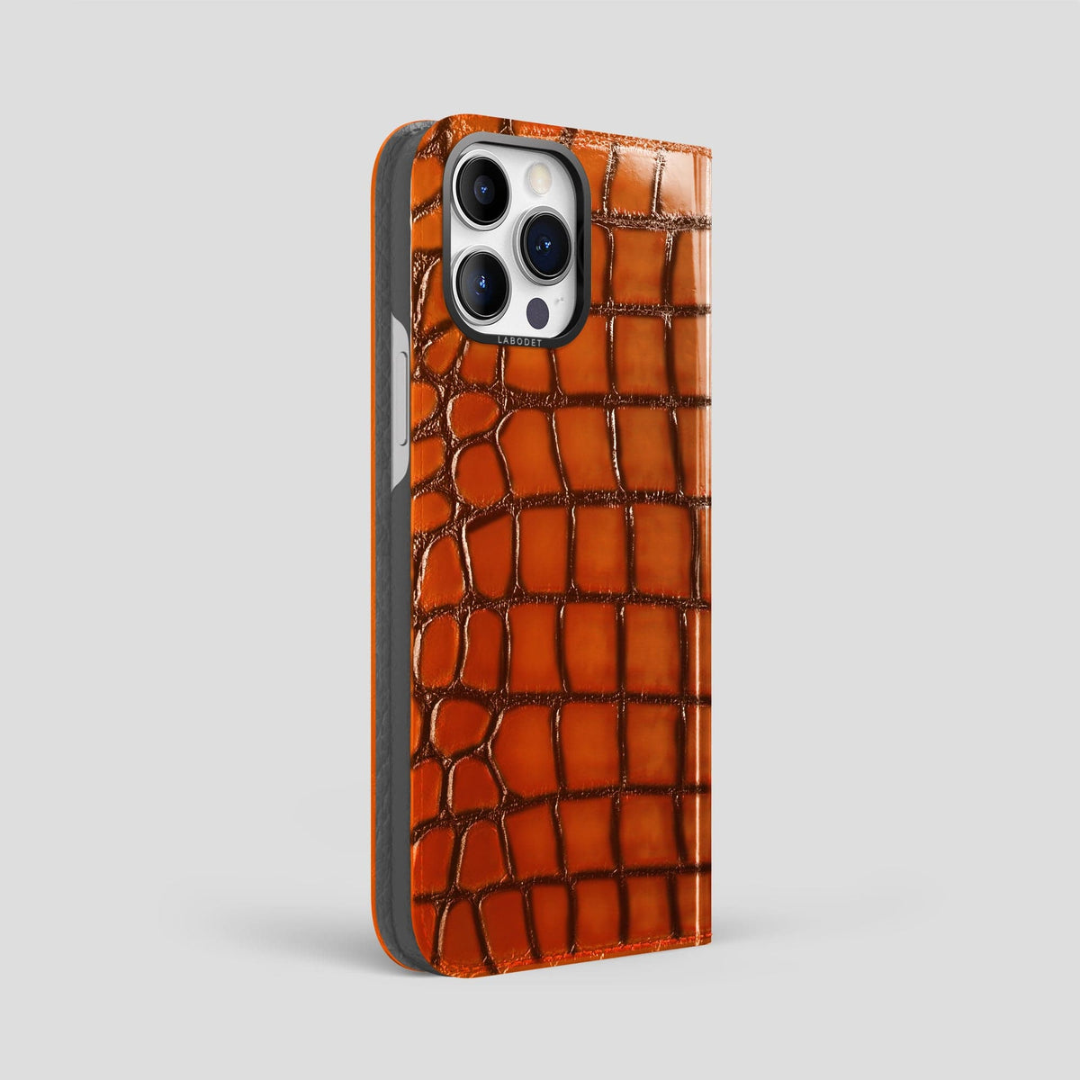 Clay-Court iPhone 15 Pro Max Folio Magsafe Case Patina Alligator with Black Metal -1 | Clay-Court-Black