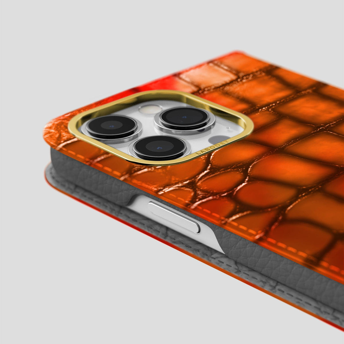 Clay-Court iPhone 15 Pro Max Folio Magsafe Case Patina Alligator with Gold Metal -5 | Clay-Court-Gold