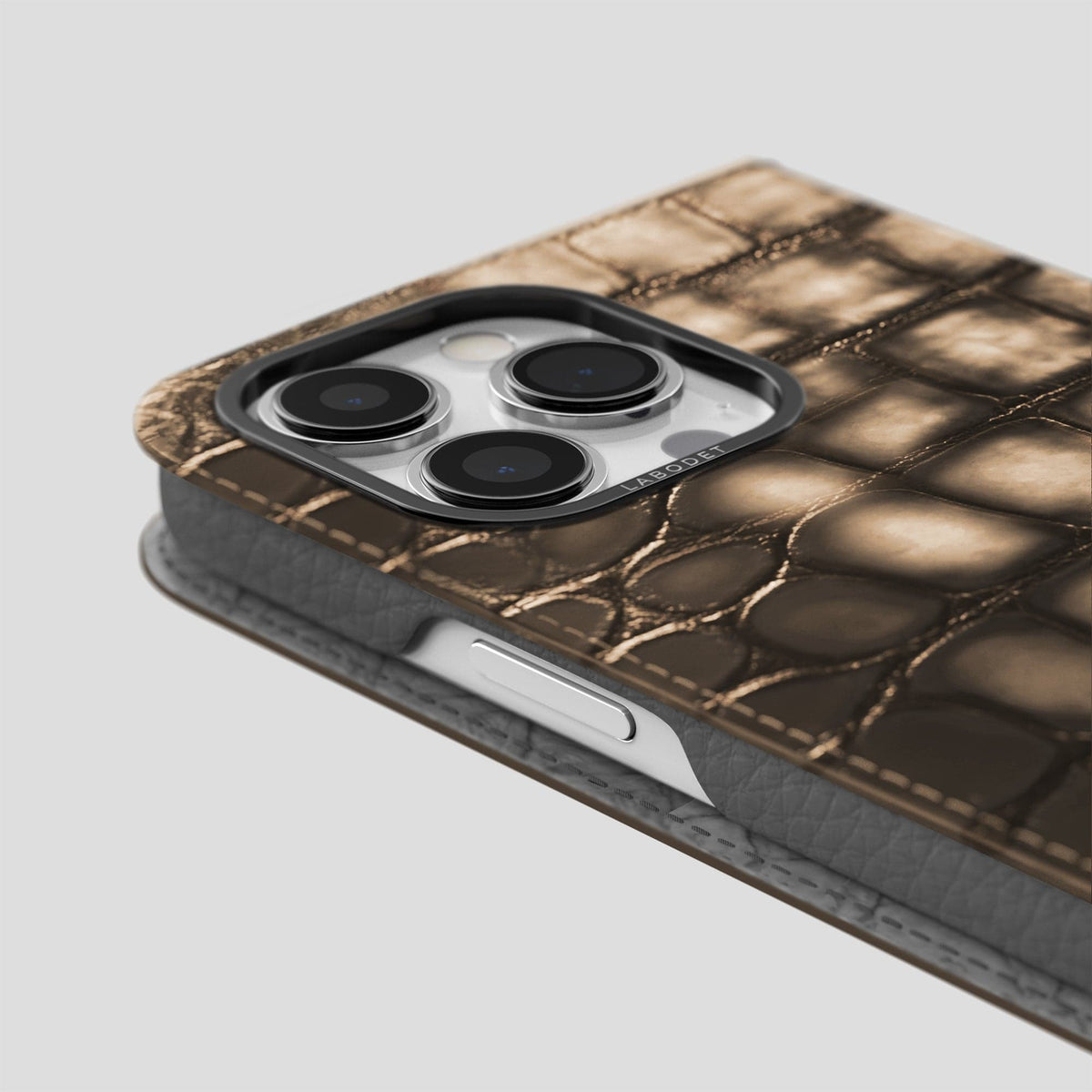 Etoupe iPhone 15 Pro Max Folio Magsafe Case Patina Alligator with Black Metal -5 | Etoupe-Black