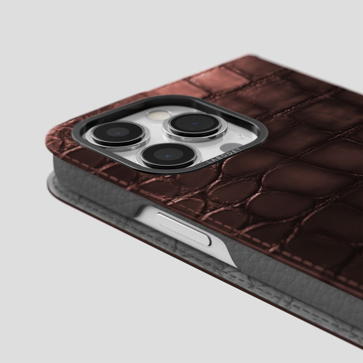Grape-Wine iPhone 15 Pro Max Folio Magsafe Case Patina Alligator with Black Metal -5 | Grape-Wine-Black