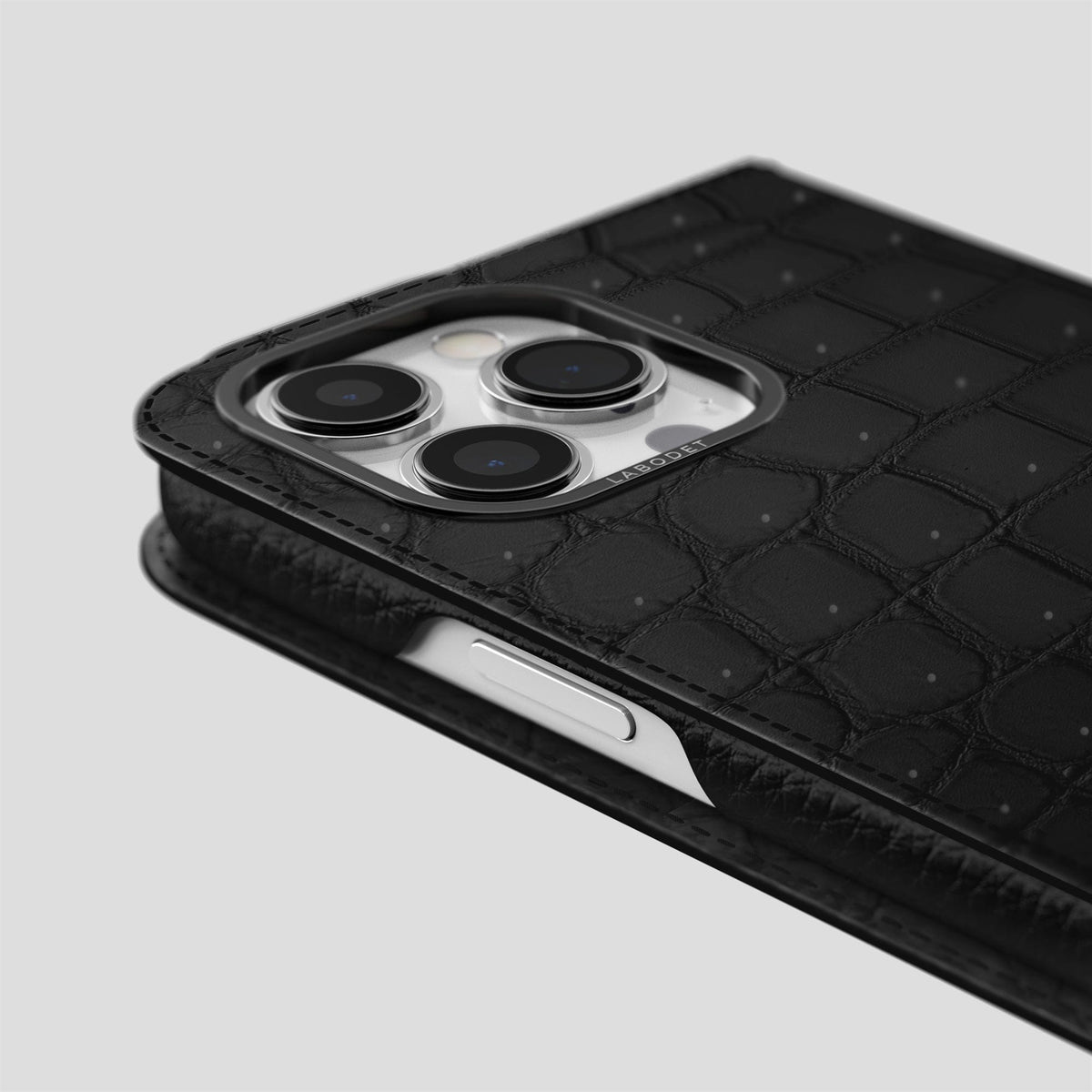Black iPhone 15 Pro Folio Magsafe Case Porosus Crocodile with Black Metal -5 | Black-Black