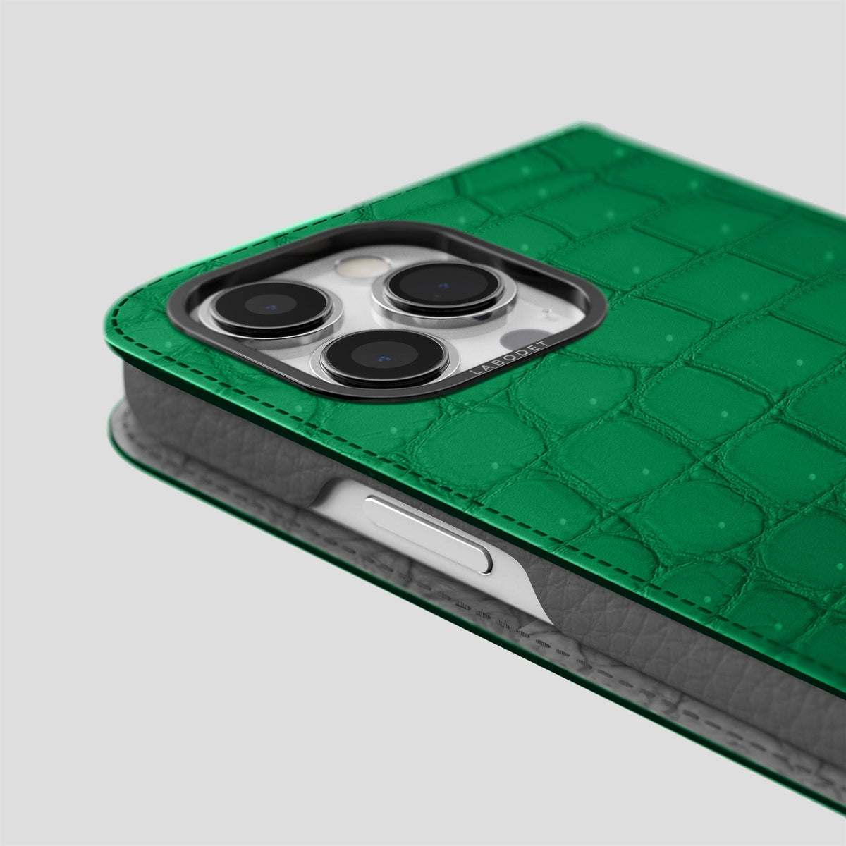 Cactus-Green iPhone 15 Pro Folio Magsafe Case Porosus Crocodile with Black Metal -5 | Cactus-Green-Black