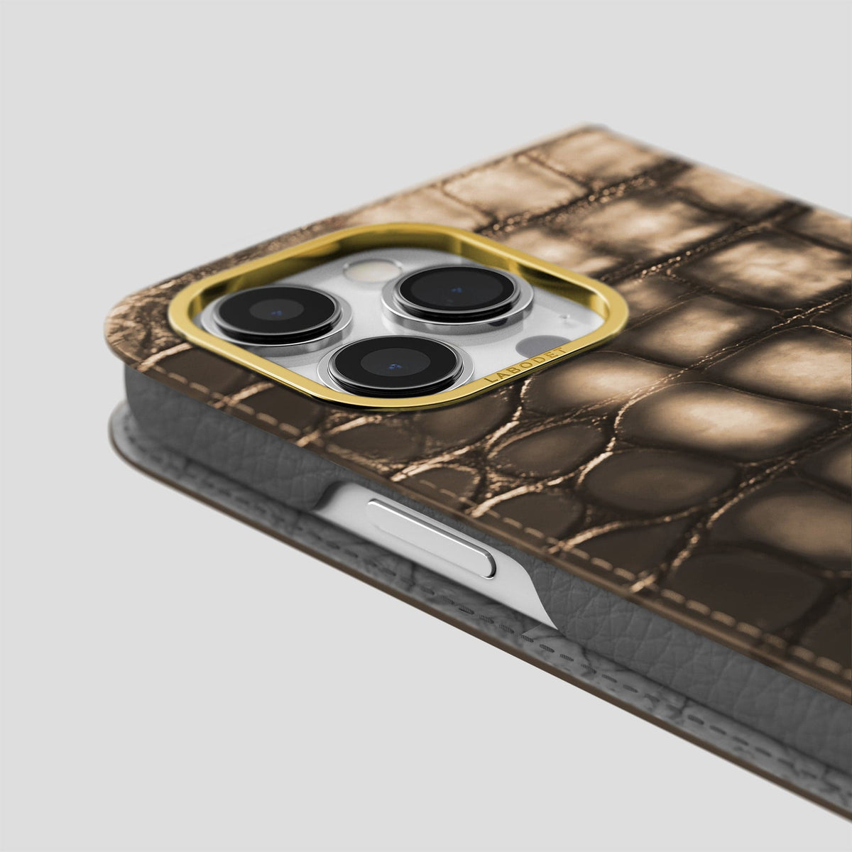 Etoupe iPhone 14 Folio Magsafe Case Patina Alligator with Gold Metal -5 | Etoupe-Gold
