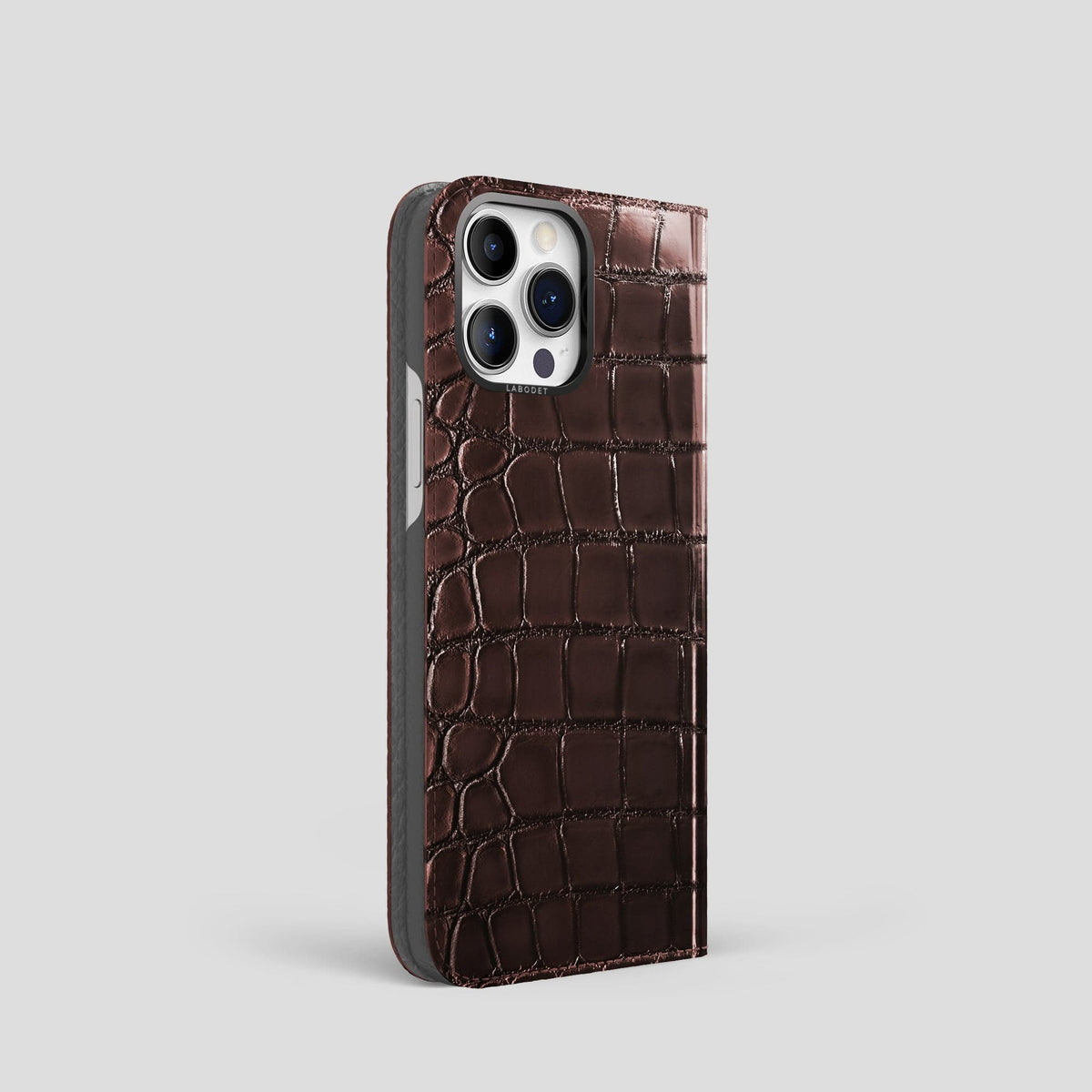 Grape-Wine iPhone 15 Pro Folio Magsafe Case Patina Alligator with Black Metal -1 | Grape-Wine-Black