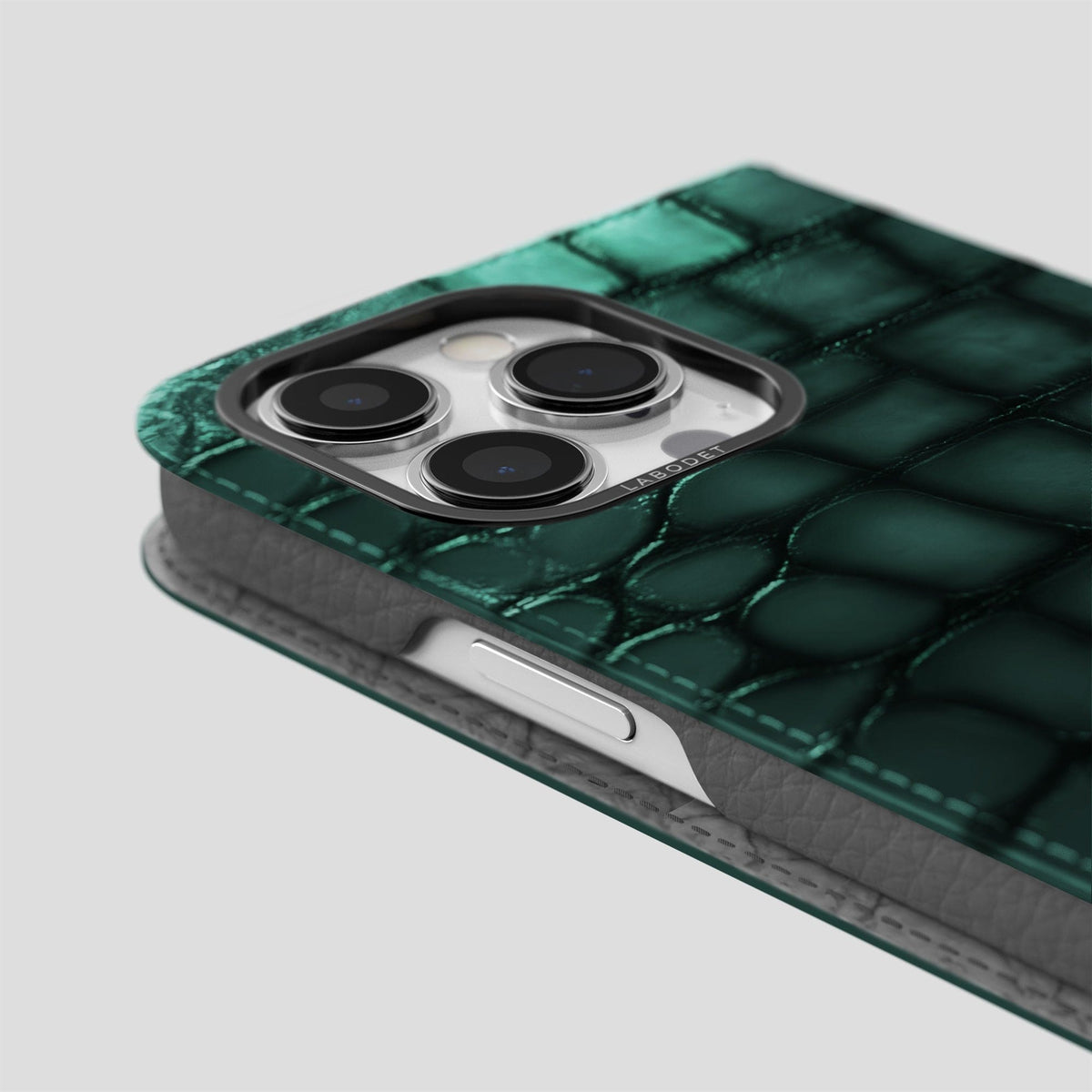 Green iPhone 15 Pro Folio Magsafe Case Patina Alligator with Black Metal -5 | Green-Black