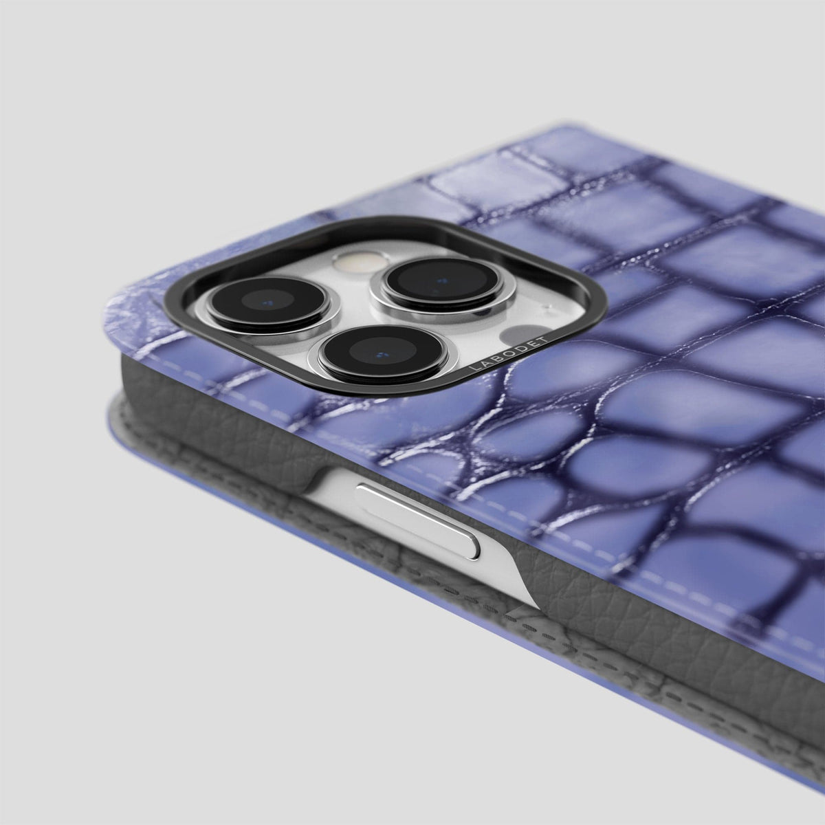 Lilac iPhone 15 Pro Folio Magsafe Case Patina Alligator with Black Metal -5 | Lilac-Black