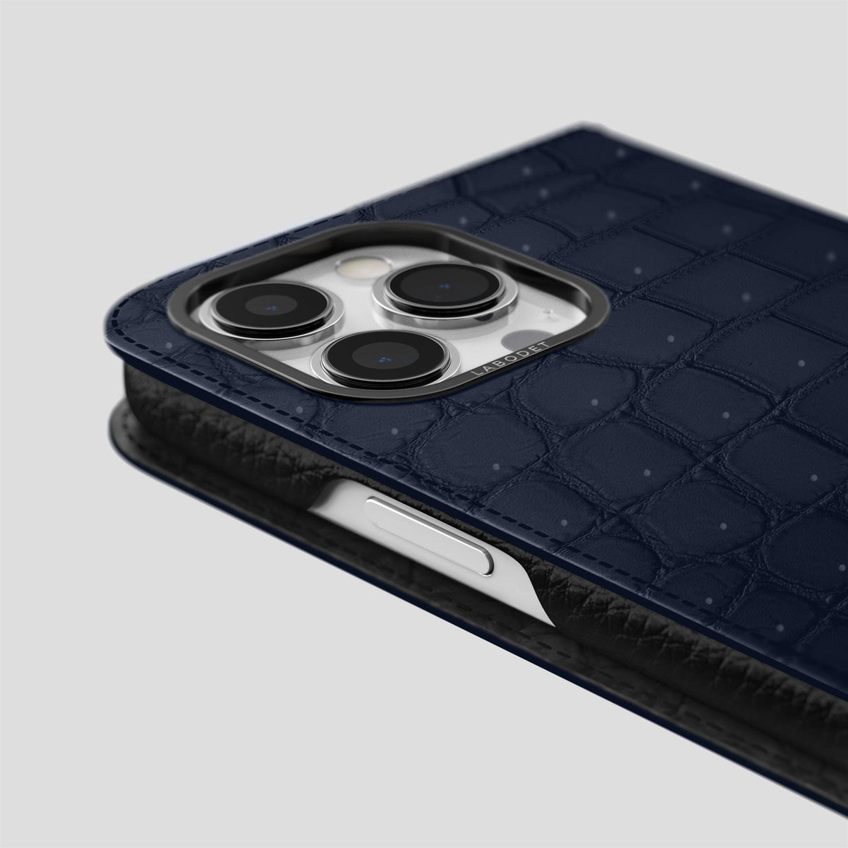 Deep Blue Sea iPhone 15 Pro Folio Magsafe Case Porosus Crocodile with Black Metal -5 | Deep-Blue-Sea-Black