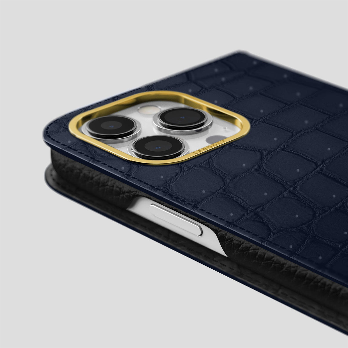 Deep Blue Sea iPhone 15 Pro Folio Magsafe Case Porosus Crocodile with Gold Metal -5 | Deep-Blue-Sea-Gold