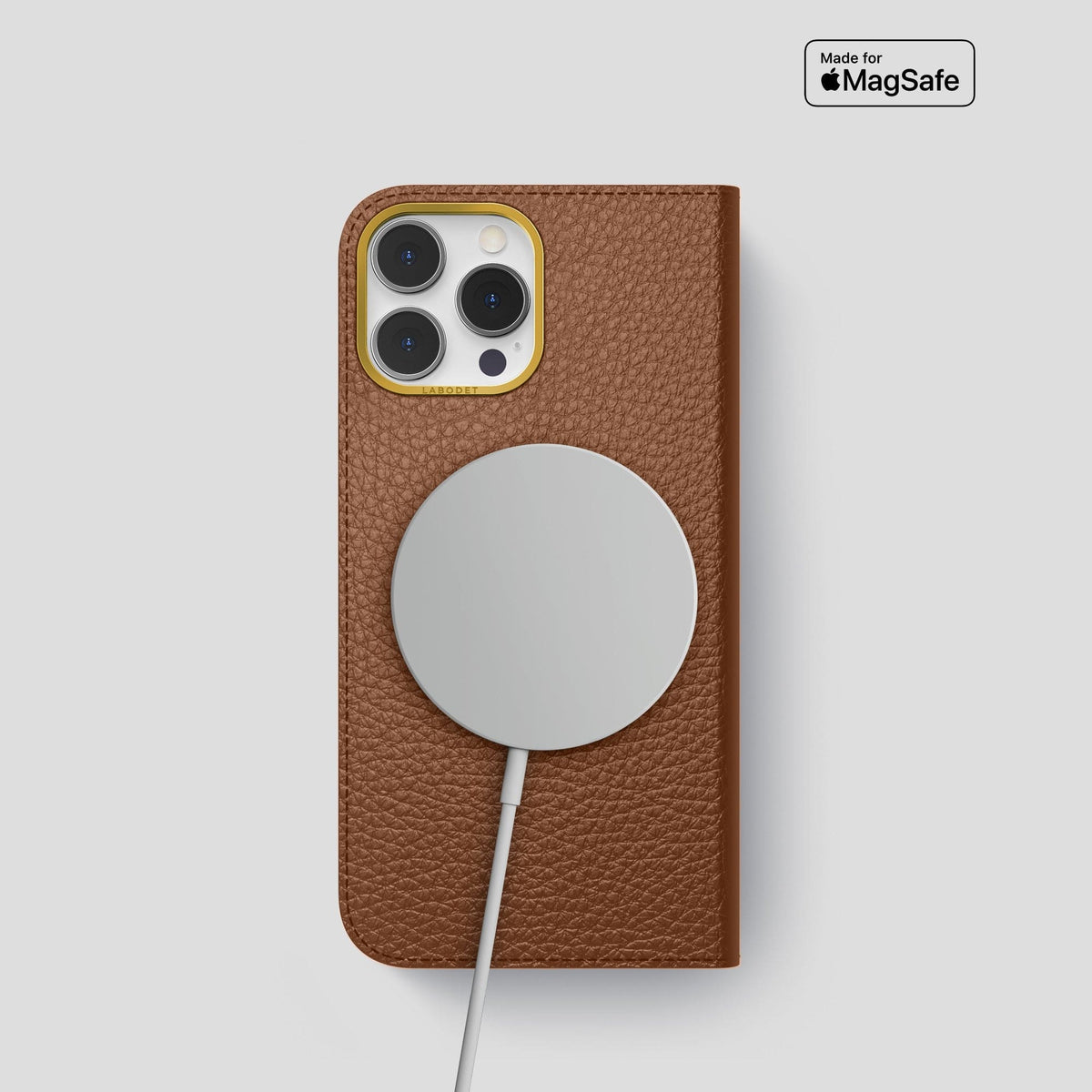 Caramel iPhone 15 Pro Folio Magsafe Case Calf with Gold Metal -3 | Caramel-Gold
